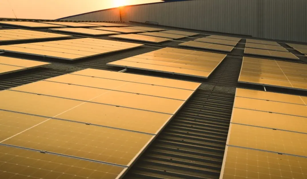Opciones de montaje de paneles solares en el suelo y en el tejado